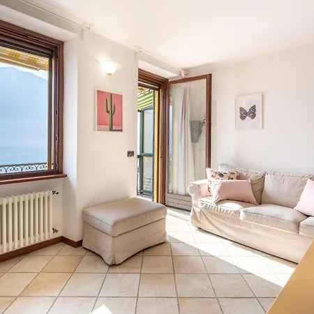 Waterfront Balcony Sottoriva 12 דירה *